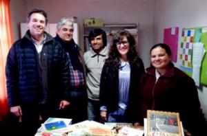 Ramiro Ortiz entreg� material bibliogr�fico a Jardines de Infantes